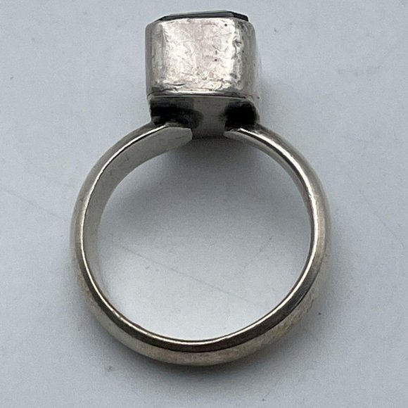 Sterling Silver & Faceted Green Radiant Gemstone Cubic Zirconia Cocktail Ring - Picture 3 of 6